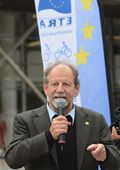 Michael Cramer, MEP, offers a speech before the ProVelo bike tours for the Greens/EFA 